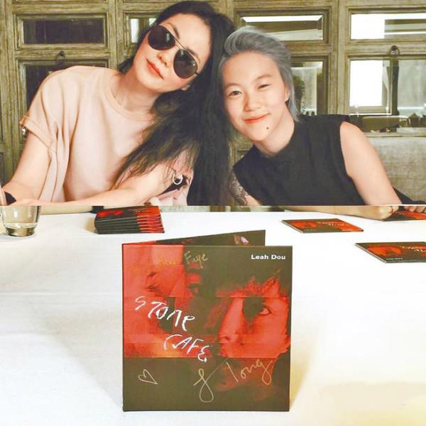 Hai con gái Vương Phi - bỏ học, công khai đồng tính và sống sang chảnh