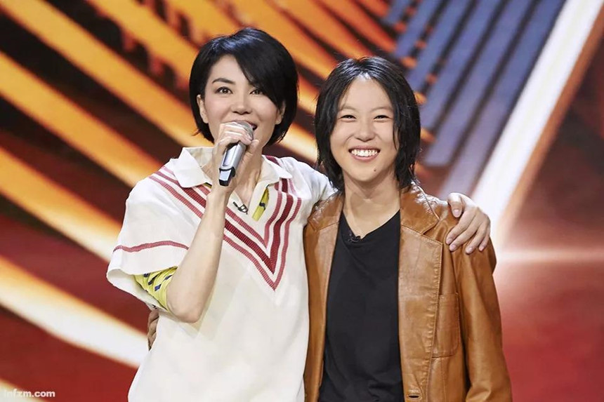 Hai con gái Vương Phi - bỏ học, công khai đồng tính và sống sang chảnh