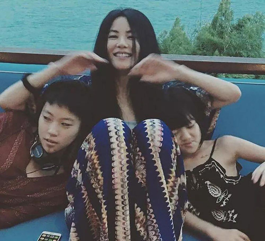 Hai con gái Vương Phi - bỏ học, công khai đồng tính và sống sang chảnh