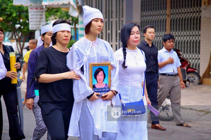 Diễm My 9x thất thần, nghẹn ngào bật khóc trước giờ tiễn biệt mẹ về nơi an nghỉ