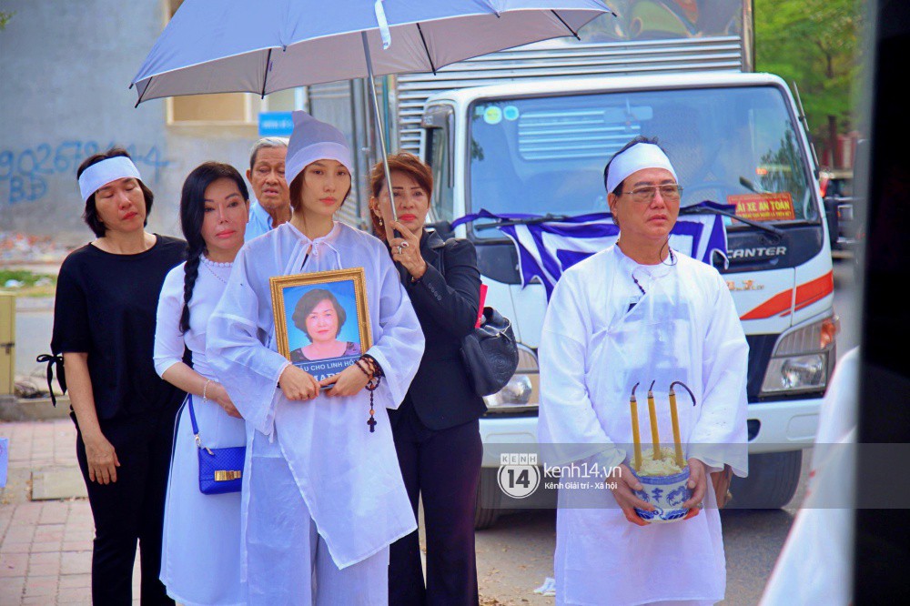 Diễm My 9x thất thần, nghẹn ngào bật khóc trước giờ tiễn biệt mẹ về nơi an nghỉ