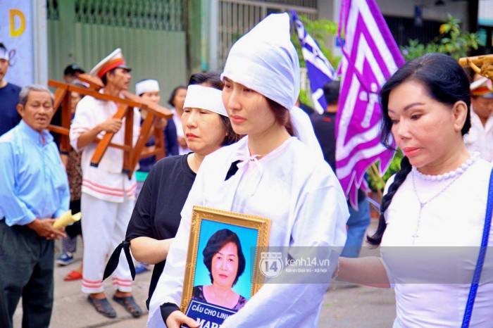 Diễm My 9x thất thần, nghẹn ngào bật khóc trước giờ tiễn biệt mẹ về nơi an nghỉ Diễm My 9x thất thần, nghẹn ngào bật khóc trước giờ tiễn biệt mẹ về nơi an nghỉ