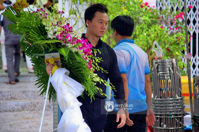 Diễm My 9x thất thần, nghẹn ngào bật khóc trước giờ tiễn biệt mẹ về nơi an nghỉ Diễm My 9x thất thần, nghẹn ngào bật khóc trước giờ tiễn biệt mẹ về nơi an nghỉ