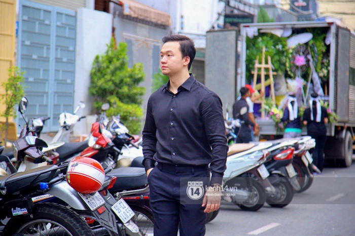 Diễm My 9x thất thần, nghẹn ngào bật khóc trước giờ tiễn biệt mẹ về nơi an nghỉ