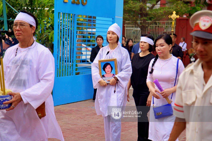 Diễm My 9x thất thần, nghẹn ngào bật khóc trước giờ tiễn biệt mẹ về nơi an nghỉ Diễm My 9x thất thần, nghẹn ngào bật khóc trước giờ tiễn biệt mẹ về nơi an nghỉ