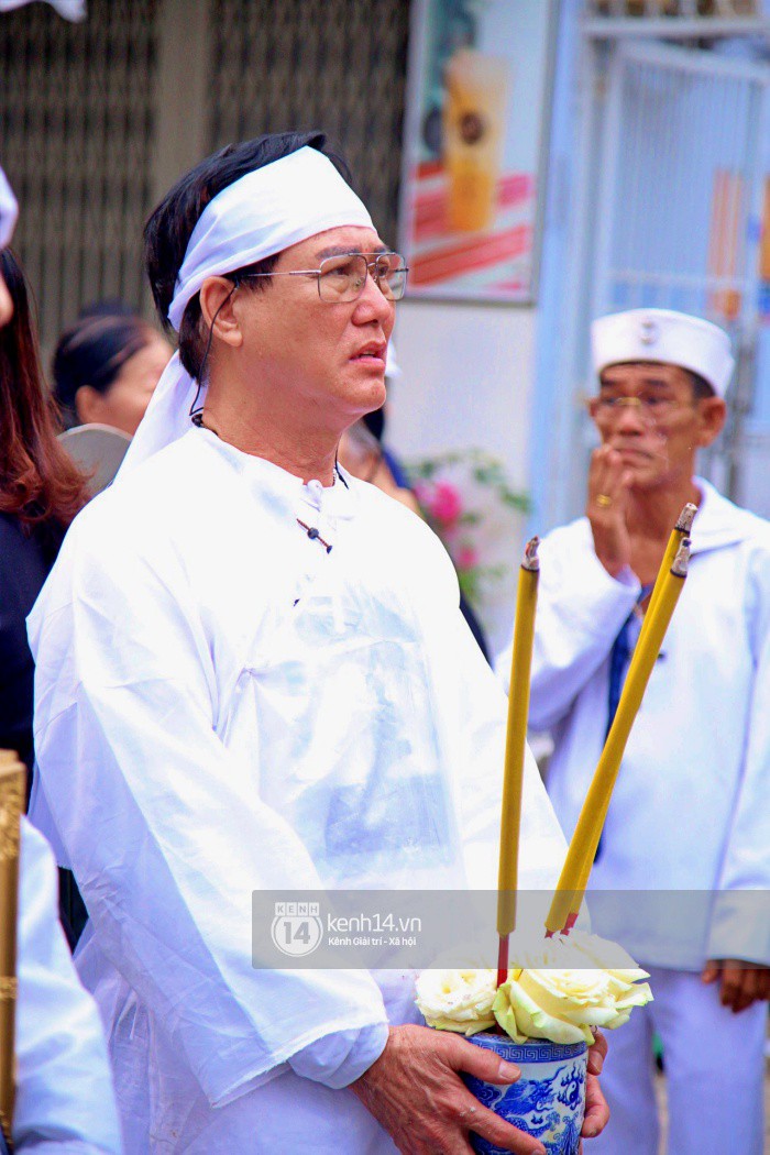 Diễm My 9x thất thần, nghẹn ngào bật khóc trước giờ tiễn biệt mẹ về nơi an nghỉ