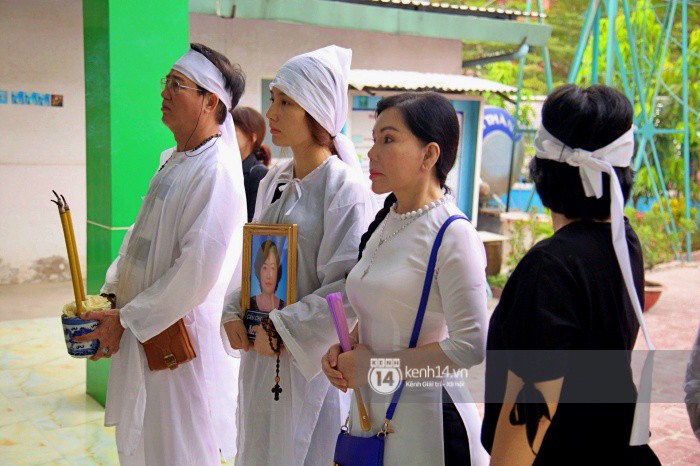 Diễm My 9x thất thần, nghẹn ngào bật khóc trước giờ tiễn biệt mẹ về nơi an nghỉ Diễm My 9x thất thần, nghẹn ngào bật khóc trước giờ tiễn biệt mẹ về nơi an nghỉ
