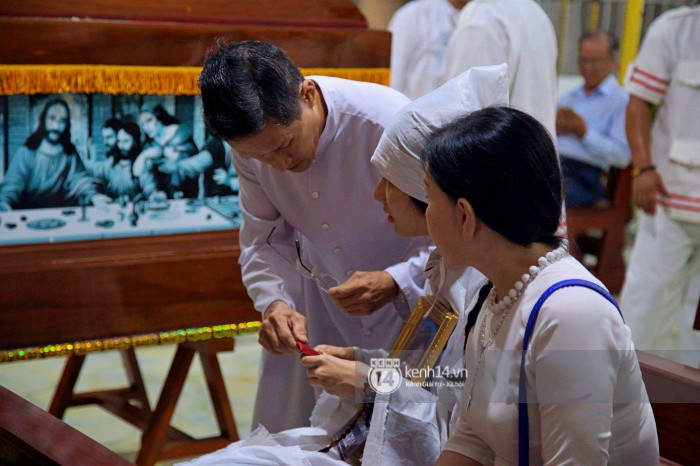 Diễm My 9x thất thần, nghẹn ngào bật khóc trước giờ tiễn biệt mẹ về nơi an nghỉ Diễm My 9x thất thần, nghẹn ngào bật khóc trước giờ tiễn biệt mẹ về nơi an nghỉ