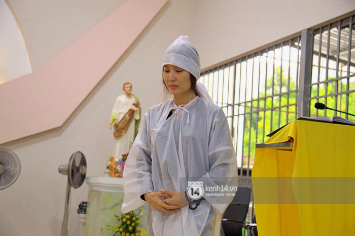 Diễm My 9x thất thần, nghẹn ngào bật khóc trước giờ tiễn biệt mẹ về nơi an nghỉ Diễm My 9x thất thần, nghẹn ngào bật khóc trước giờ tiễn biệt mẹ về nơi an nghỉ