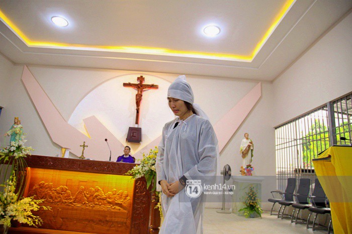 Diễm My 9x thất thần, nghẹn ngào bật khóc trước giờ tiễn biệt mẹ về nơi an nghỉ