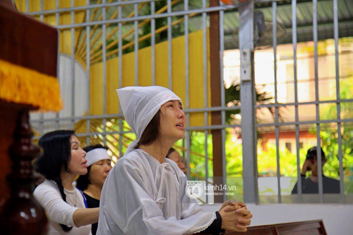 Diễm My 9x thất thần, nghẹn ngào bật khóc trước giờ tiễn biệt mẹ về nơi an nghỉ Diễm My 9x thất thần, nghẹn ngào bật khóc trước giờ tiễn biệt mẹ về nơi an nghỉ
