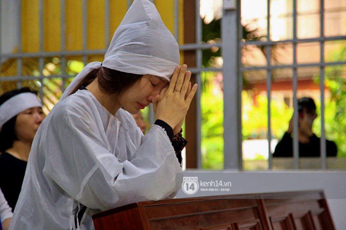 Diễm My 9x thất thần, nghẹn ngào bật khóc trước giờ tiễn biệt mẹ về nơi an nghỉ Diễm My 9x thất thần, nghẹn ngào bật khóc trước giờ tiễn biệt mẹ về nơi an nghỉ