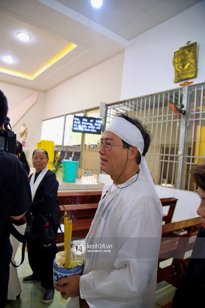 Diễm My 9x thất thần, nghẹn ngào bật khóc trước giờ tiễn biệt mẹ về nơi an nghỉ