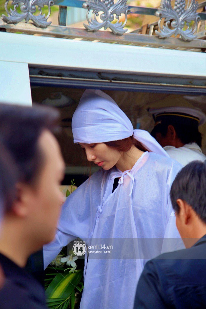 Diễm My 9x thất thần, nghẹn ngào bật khóc trước giờ tiễn biệt mẹ về nơi an nghỉ Diễm My 9x thất thần, nghẹn ngào bật khóc trước giờ tiễn biệt mẹ về nơi an nghỉ