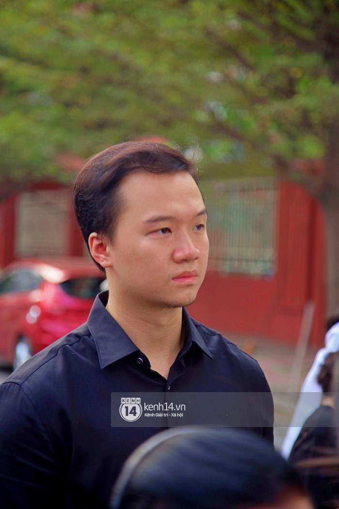 Diễm My 9x thất thần, nghẹn ngào bật khóc trước giờ tiễn biệt mẹ về nơi an nghỉ