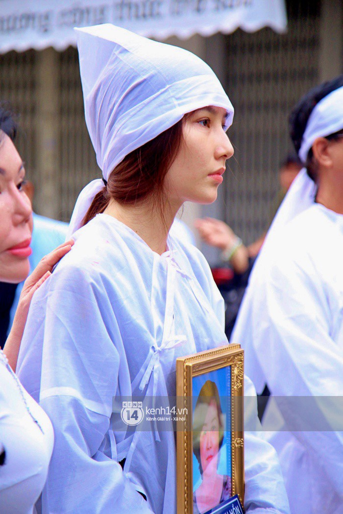 Diễm My 9x thất thần, nghẹn ngào bật khóc trước giờ tiễn biệt mẹ về nơi an nghỉ Diễm My 9x thất thần, nghẹn ngào bật khóc trước giờ tiễn biệt mẹ về nơi an nghỉ