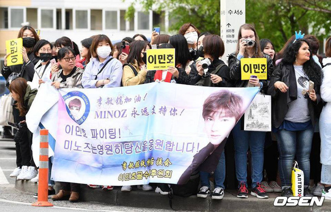 Cuối cùng ngày ấy cũng đã đến: Lee Min Ho xuất ngũ trong vòng tay của hàng trăm fan hâm mộ, đẹp trai ngời ngời dù đeo khẩu trang kín mít
