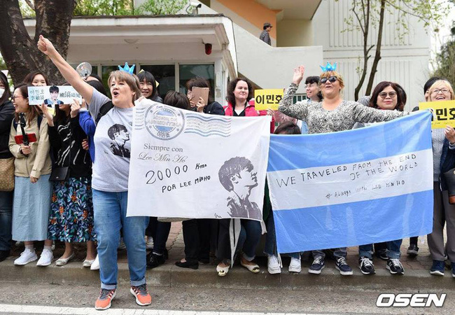 Cuối cùng ngày ấy cũng đã đến: Lee Min Ho xuất ngũ trong vòng tay của hàng trăm fan hâm mộ, đẹp trai ngời ngời dù đeo khẩu trang kín mít