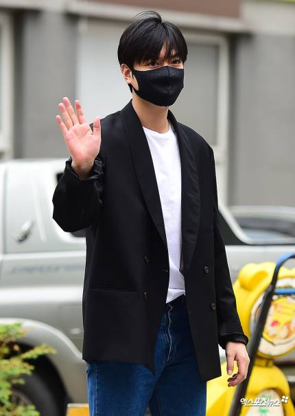 Cuối cùng ngày ấy cũng đã đến: Lee Min Ho xuất ngũ trong vòng tay của hàng trăm fan hâm mộ, đẹp trai ngời ngời dù đeo khẩu trang kín mít