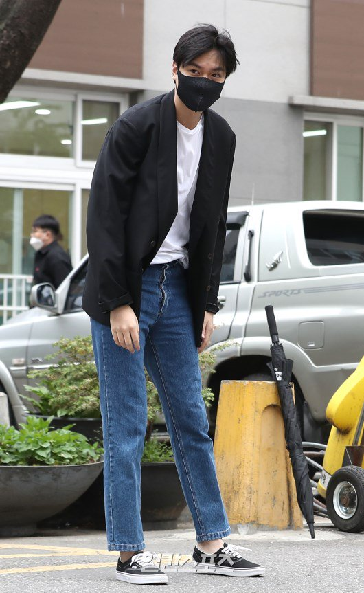 Cuối cùng ngày ấy cũng đã đến: Lee Min Ho xuất ngũ trong vòng tay của hàng trăm fan hâm mộ, đẹp trai ngời ngời dù đeo khẩu trang kín mít