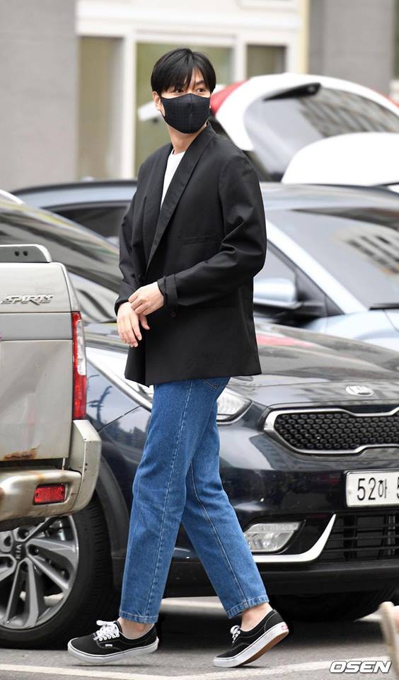 Cuối cùng ngày ấy cũng đã đến: Lee Min Ho xuất ngũ trong vòng tay của hàng trăm fan hâm mộ, đẹp trai ngời ngời dù đeo khẩu trang kín mít