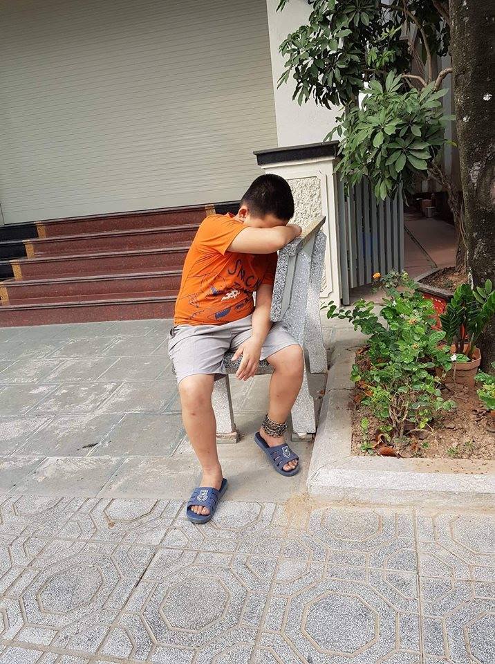 Vì sao bé trai bị xích chân vào ghế đá ở Hà Nội?