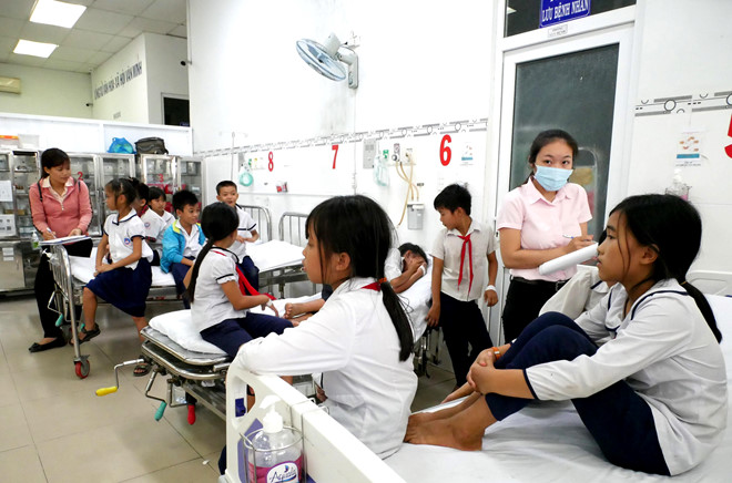 30 học sinh nhập viện sau khi uống sữa miễn phí