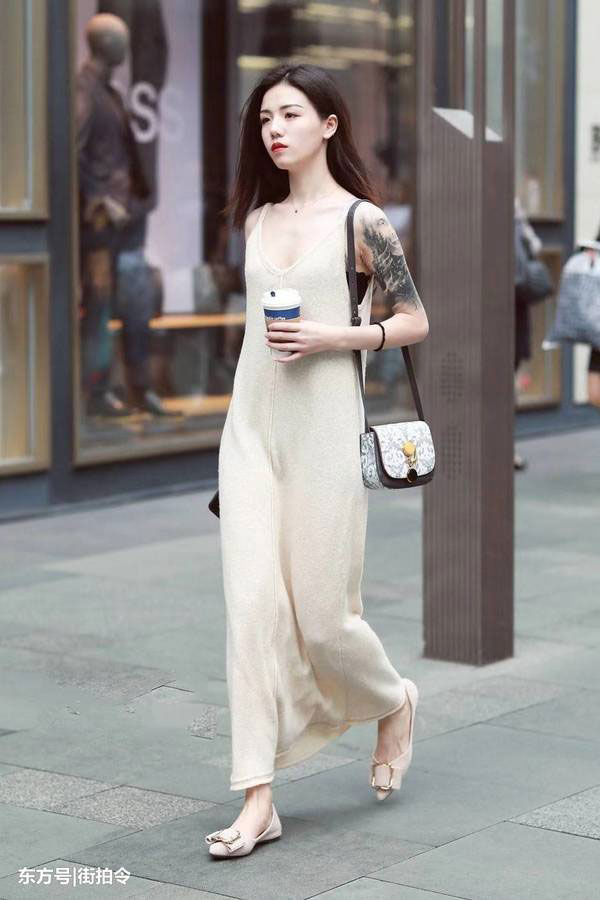 Clip: Phố Trung Quốc ngập tràn những cô gái đẹp ăn vận mát mẻ hút mắt