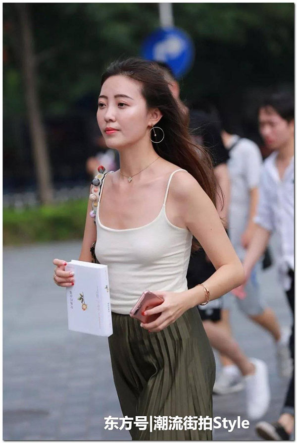 Clip: Phố Trung Quốc ngập tràn những cô gái đẹp ăn vận mát mẻ hút mắt