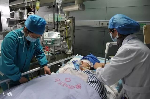 Sụt cân và đau bụng không ngừng, bé gái bị chẩn đoán ung thư thận và bố ruột chính là người đã gián tiếp hại em