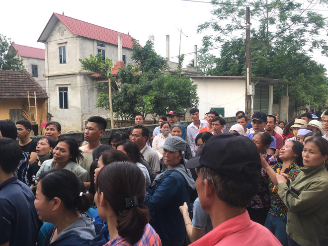 Lễ tang cháu bé 8 tuổi bị bác rể sát hại: Em trai thất thần ôm di ảnh anh, cả xóm bàng hoàng thương xót