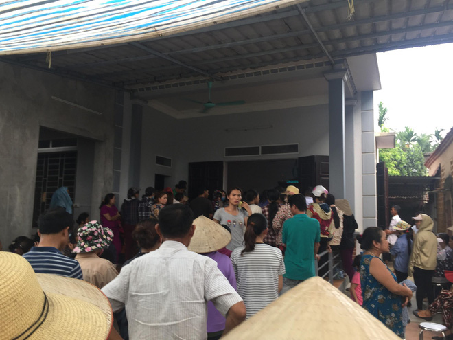 Lễ tang cháu bé 8 tuổi bị bác rể sát hại: Em trai thất thần ôm di ảnh anh, cả xóm bàng hoàng thương xót