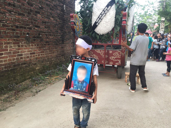 Lễ tang cháu bé 8 tuổi bị bác rể sát hại: Em trai thất thần ôm di ảnh anh, cả xóm bàng hoàng thương xót