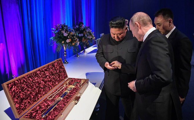 Ông Kim Jong-un tặng món quà nhạy cảm với phong tục Nga, ông Putin phản ứng ra sao?
