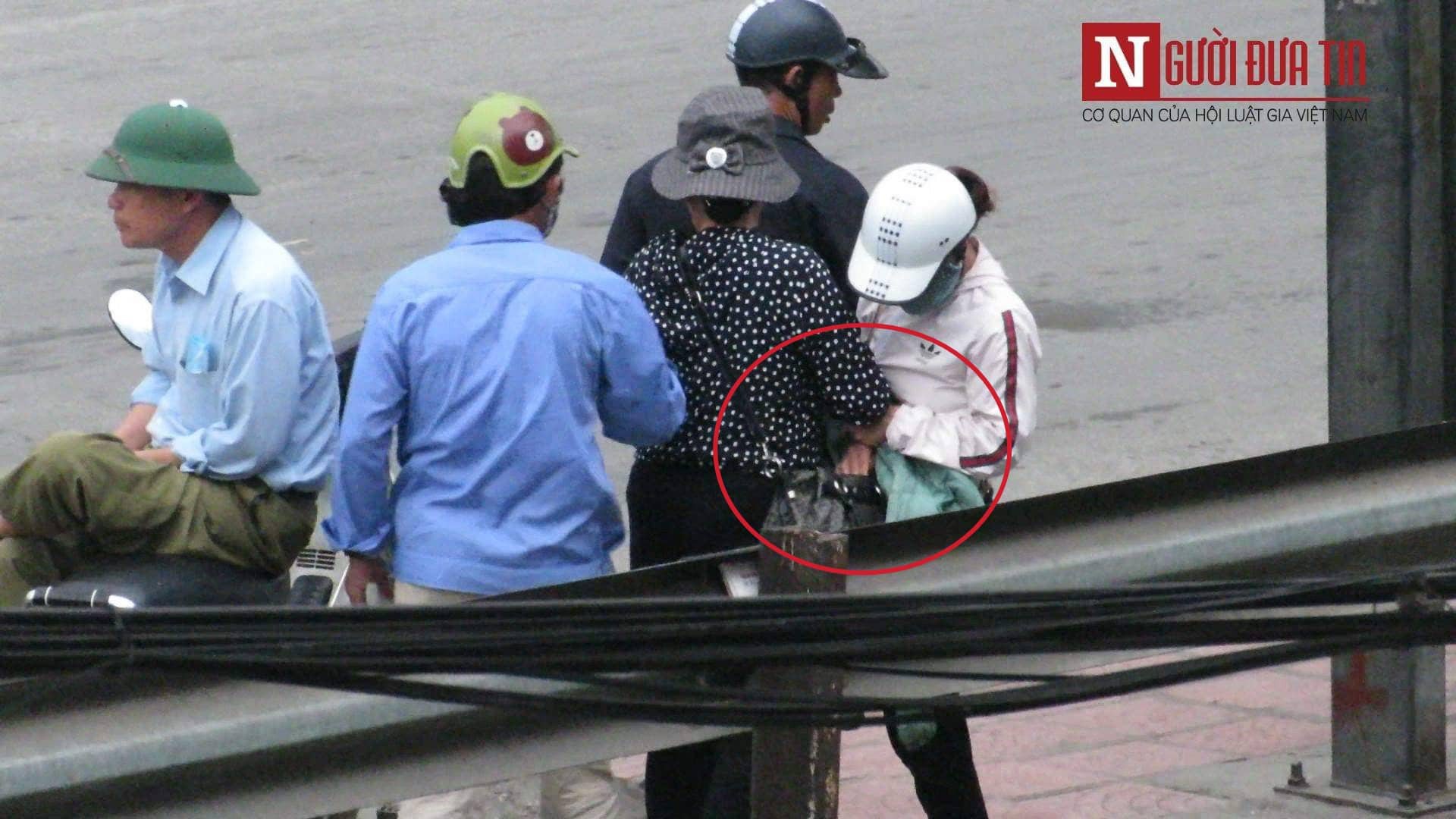 Vạch trần thủ đoạn dàn cảnh móc túi gần cổng bệnh viện Bạch Mai