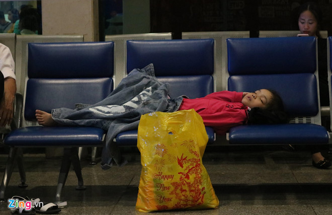 Bến xe Miền Tây, sân bay Tân Sơn Nhất đông nghịt người đi nghỉ lễ 30/4