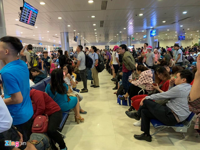 Bến xe Miền Tây, sân bay Tân Sơn Nhất đông nghịt người đi nghỉ lễ 30/4