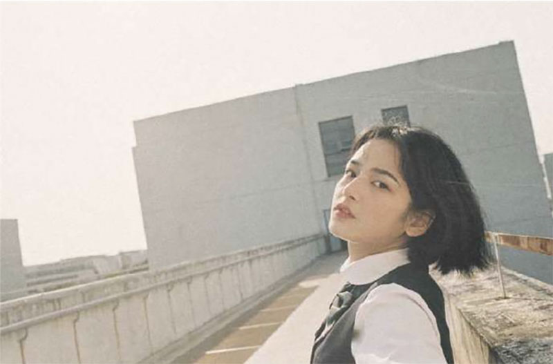 Nữ sinh bị ném đá tơi tả vì than phiền trời nóng mà lớp học 45 người chỉ có 2 chiếc điều hoà