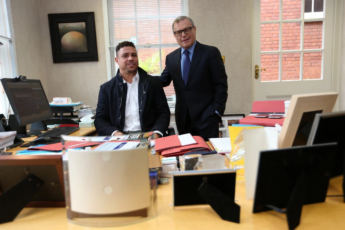 Ronaldo béo: Cuộc sống bên lề sân cỏ thừa mứa tất cả, trừ... sự nhàm chán!