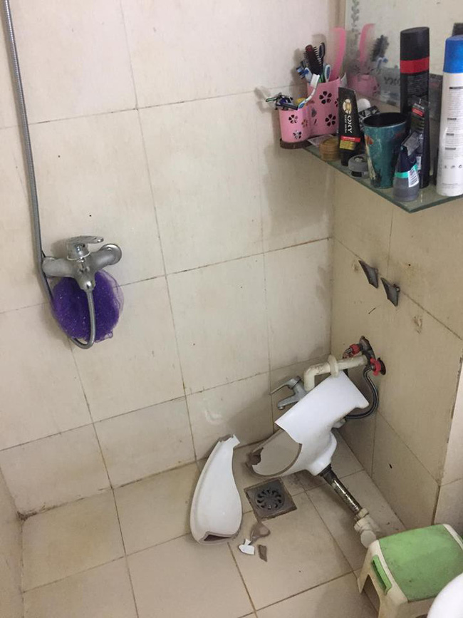 Bạn cùng phòng tố cặp đôi bối rối bước ra từ nhà vệ sinh, làm gì không rõ chỉ thấy lavabo vỡ toang