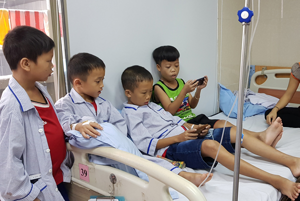 Bố lên Hà Nội chạy xe ôm nuôi 2 con mắc căn bệnh nhiều người có mặt giống nhau