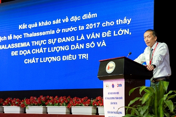 Bố lên Hà Nội chạy xe ôm nuôi 2 con mắc căn bệnh nhiều người có mặt giống nhau