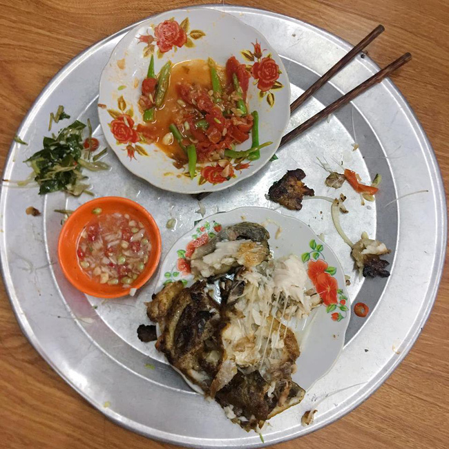 Về muộn được để phần cơm riêng nhưng nhìn vào mâm cơm vợ trẻ vẫn thấy tâm trạng ngổn ngang