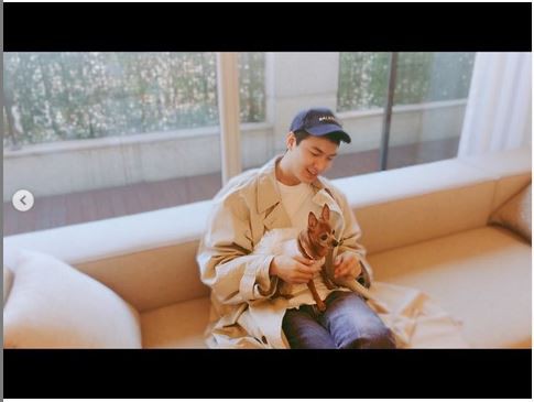 Việc đầu tiên làm sau khi xuất ngũ của Lee Min Ho lại là ôm chặt không rời nhân vật đặc biệt này