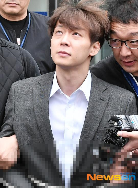 Park Yoochun bị còng tay, trói bằng dây thừng khi rời tòa án