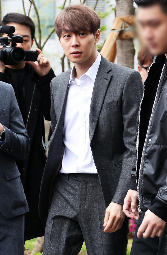 Park Yoochun bị còng tay, trói bằng dây thừng khi rời tòa án