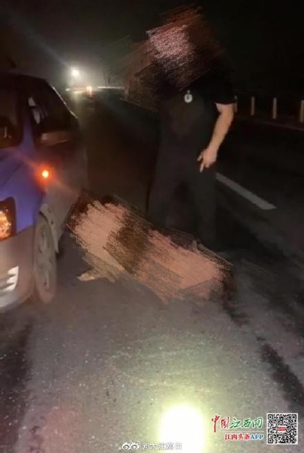 Khỏa thân rồi làm điều kỳ quặc ngay trên xe, cô gái khiến tài xế taxi sợ xanh mặt