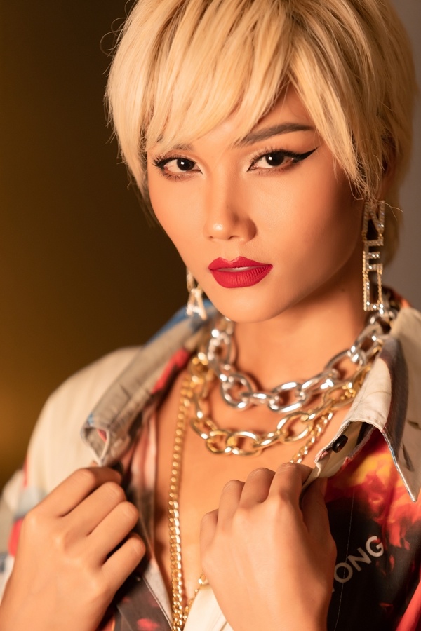 HHen Niê nhuộm tóc bạch kim đi sự kiện