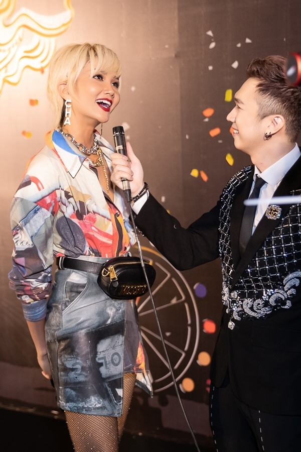 HHen Niê nhuộm tóc bạch kim đi sự kiện