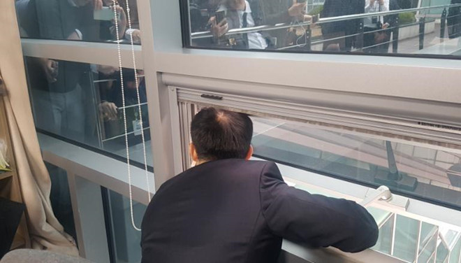 Nghị sĩ Hàn Quốc bị đối thủ chặn cửa, nhốt trong phòng 6 tiếng